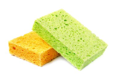 Bulaşık ve diğer ev ihtiyaçlarını yıkamak için renkli süngerler. Yeşil sünger hafif bir açıyla sarı üzerinde yatıyor. Yalıt