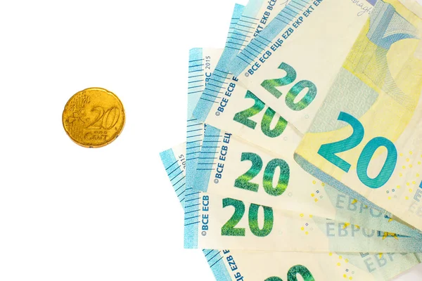 Několik bankovek o 20 euro a mince 20 centů. Koncept protikladných velkých a malých výdělků, spoření nebo utrácení peněz. Měnový koncept — Stock fotografie