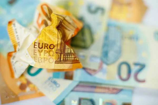 El billete arrugado de 50 euros es un nuevo billete en euros. .Concepto nuevo y viejo. Exención de dinero. El dinero es papel, primer plano — Foto de Stock