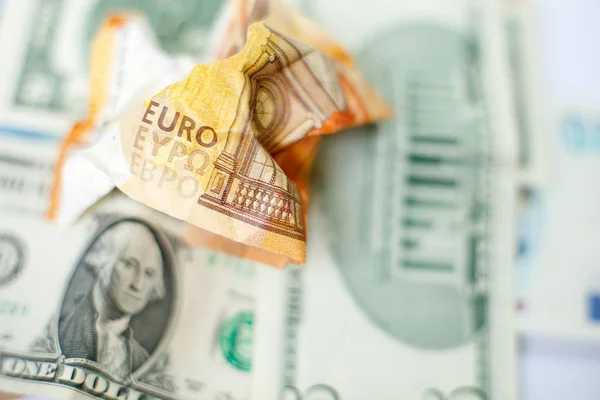 Fondo de dinero. Un billete arrugado de 50 euros está en dólares estadounidenses . — Foto de Stock