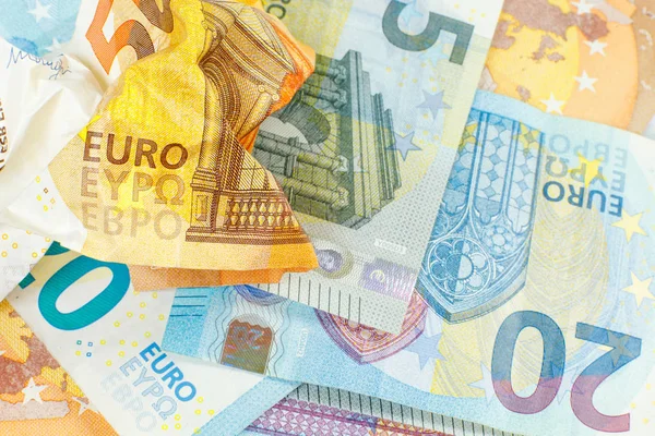 Fondo de dinero. Un billete arrugado de 50 euros está en los nuevos billetes de 20 y 5 euros . — Foto de Stock