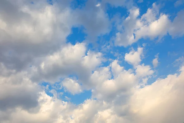 夏の日は青空に白い積雲。青空を背景に美しい白い雲。低い雲 — ストック写真