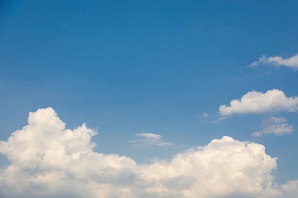 春の白と柔らかい積雲を持つ青い空。空の背景 — ストック写真