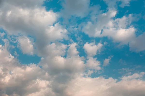 夏の日は青空に白い積雲。低い雲。幻想的な色. — ストック写真