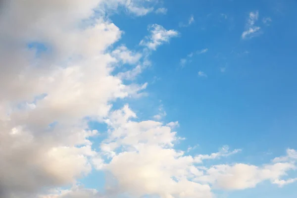 여름날 푸른 하늘에 하얀 적운구름. 약간 흐리고 — 스톡 사진