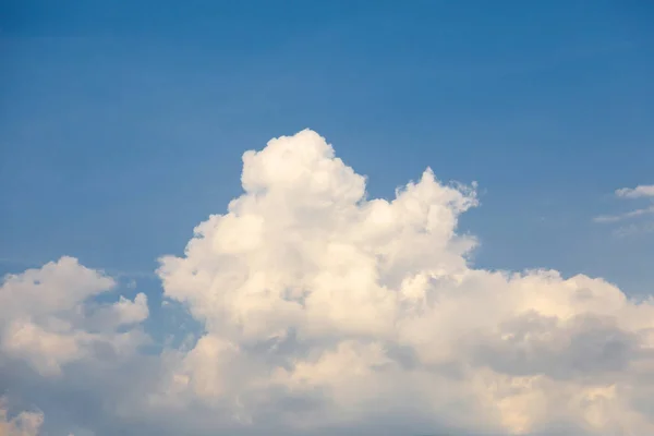 春の白と柔らかい積雲を持つ青空. — ストック写真