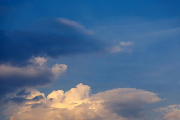 Cielo e nuvole durante la sera d'estate. Il sole al tramonto mette in evidenza le nuvole sottostanti . — Foto Stock