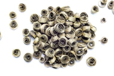 Beyaz bir arka plan üzerinde high-end yeşil büyük kuru spiraller. Yeşil çay en güçlü antioksidandır. Makro.