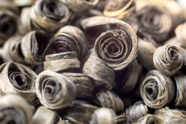 Yeşil çay bükülmüş kuru yapraklarından arka plan. Yeşil çay en güçlü antioksidandır.