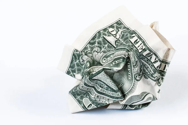 Bir beyaz arka plan üzerinde Amerikan doları buruşturulmuş.