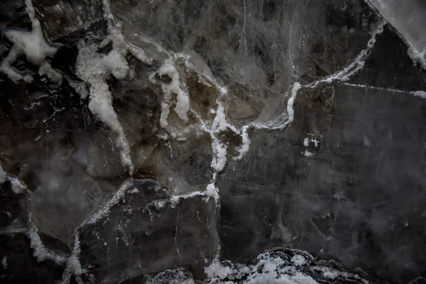 Utskjutande delar av vitt salt på en svart sten. abstrakt textur, utan fokus — Stockfoto