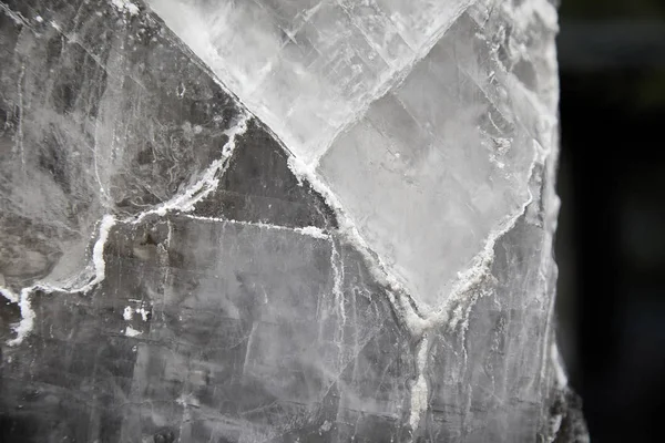 Utskjutande av vita salter är på en svart sten. abstrakt konsistens — Stockfoto