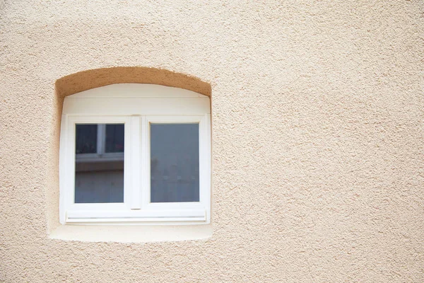 Vitt välvt litet träfönster i betongvägg — Stockfoto