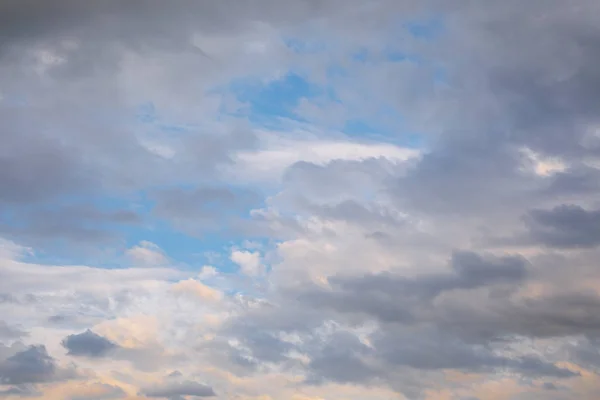 夏の夜に青空に白い積雲。青空を背景に美しい白い雲。低い雲 — ストック写真