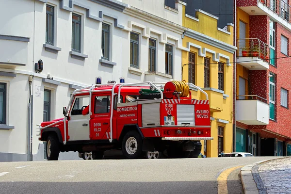 Aveiro, Portugal. 19 de agosto de 2019: Un pequeño camión de bomberos rojo se precipita a un incendio a lo largo de la calle de la ciudad turística de Aveiro, Portugal. Foto editorial — Foto de Stock