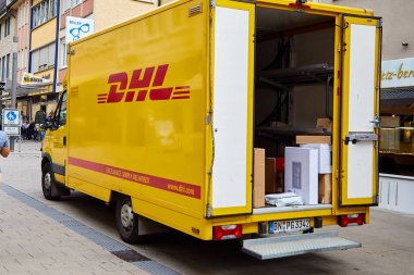 Heilbronn, Almanya - 9 Ağustos 2019: Dhl logolu araba. Malları boşaltmak. Dhl - belgelerin ve malların hızlı teslimat için uluslararası bir şirket, lojistik liderlerinden biri