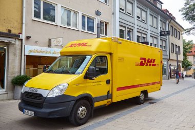 Heilbronn, Almanya - 9 Ağustos 2019: Dhl logolu sarı bir araba. Dhl, lojistik pazarında dünya liderlerinden biri olan belge ve malların hızlı teslimatı için uluslararası bir şirkettir..