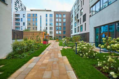 Heilbronn, Almanya - 12 Ağustos 2019. Federal Garden Show sırasında Modern evler 2019 Buga Heilbronn. Modern evler arasında beton yürüyüş yolları ve yeşil çim. Çevre dostu bir kentsel alan görüntüsü.
