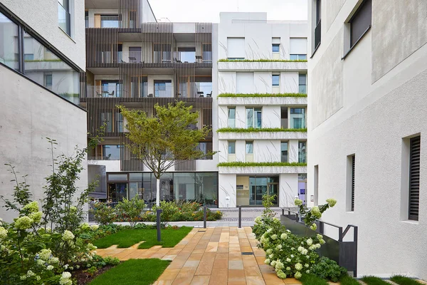 Heilbronn, Alemania - 12 de agosto de 2019. Casas modernas durante el Federal Garden Show 2019 BUGA Heilbronn. Pasarelas de hormigón y césped verde entre las casas modernas. La imagen de un espacio urbano ecológico . —  Fotos de Stock