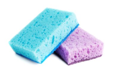 Banyo temizliği için parlak renkli süngerler, bulaşık yıkama ve diğer ev ihtiyaçları üst üste çapraz bir yer almaktadır. Set mavi ve mor renklerdir. Izole. Close.