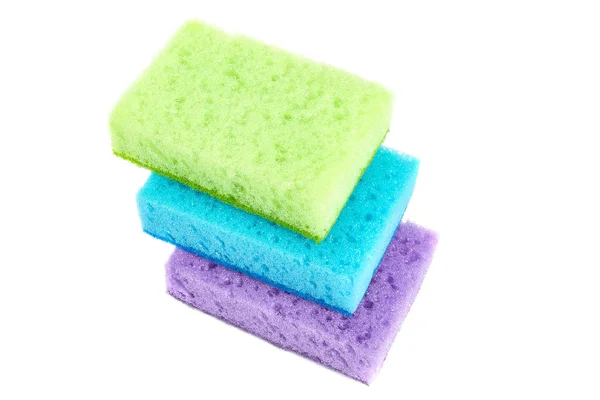Jasne kolorowe gąbki do czyszczenia łazienki, mycia naczyń i innych potrzeb domowych znajdują się ukośnie jeden na szczycie drugiego. Zestaw jest jasnozielony, niebieski i fioletowy kolory. Izolowane. — Zdjęcie stockowe
