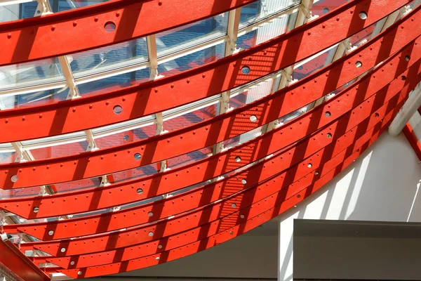 Estructuras metálicas dobladas pintadas con pintura roja brillante. Ilustración de la aplicación de color y diseño en la industria moderna . — Foto de Stock