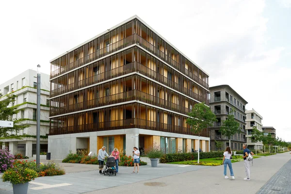 Heilbronn, Alemania - 12 de agosto de 2019. Un espacio urbano moderno combina la innovación técnica y la infraestructura paisajística durante la exposición del jardín federal BUGA Heilbronn 2019 . —  Fotos de Stock