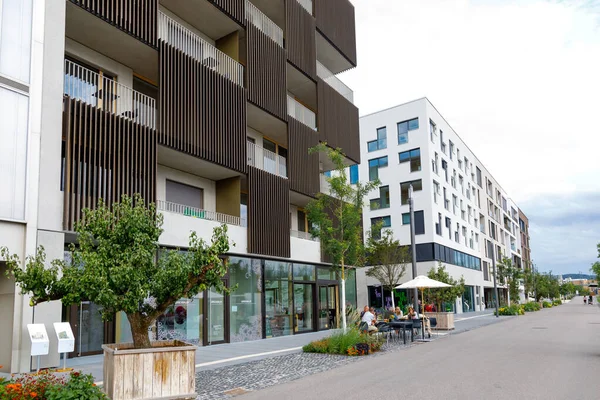 Heilbronn, Alemania - 12 de agosto de 2019. El nuevo bloque de la ciudad se creó utilizando la innovación arquitectónica, técnica y el diseño del paisaje durante la exposición del jardín federal BUGA Heilbronn 2019 — Foto de Stock