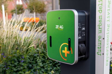 Zeag Energie Ag elektrikli taşıt şarj istasyonu modern çevre çeyreğinde. Zeag Energie Ag en eski Alman enerji şirketlerinden biridir. Heilbronn, Almanya - 12 Ağustos 2019