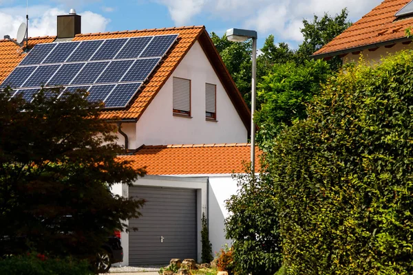 Solar panels on the tiled roof of a building on a bright sunny day. The concept of a good investment, a bargain, an overabundance of energy. Selective focus. — Stock Photo, Image