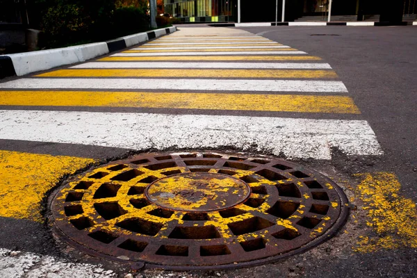 Una fogna arrugginita in un passaggio pedonale. Il concetto di vecchie comunicazioni, la necessità di riparazione — Foto Stock