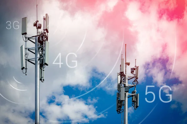 4G, 5G vericili iki telekomünikasyon kulesi. Telekomünikasyon kulesine anten gönderen baz istasyonları pembe-sarı bulutlu mavi gökyüzünün arka planında. Renkli