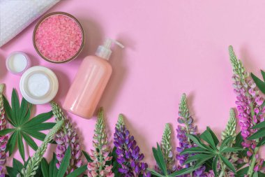 Güzellik kozmetik ürünleri ve spa modelleri. Düz yatıyordu. Boşluğu kopyala