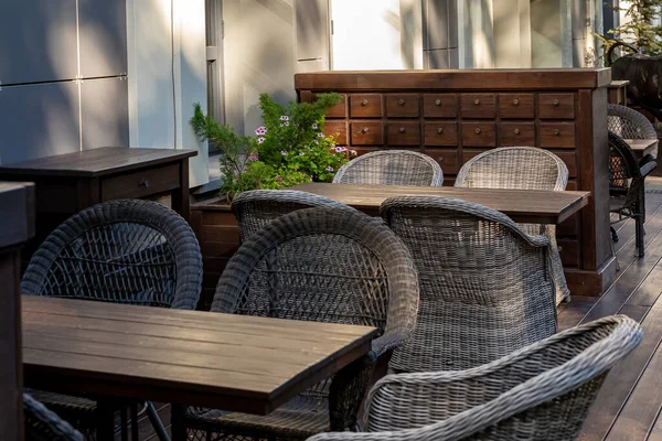 Empty Wooden Table Wicker Chairs Outdoor Cafe Awaiting First Visitors — Stock Photo, Image