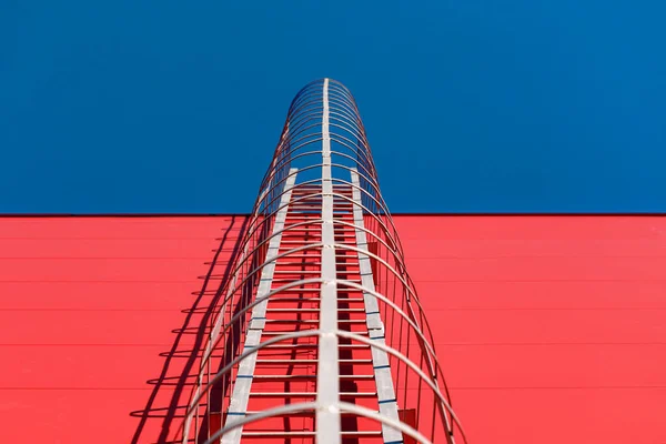 Long Metal Staircase Red Modern Facade Industrial Building Warehouse Shopping — Stock Photo, Image