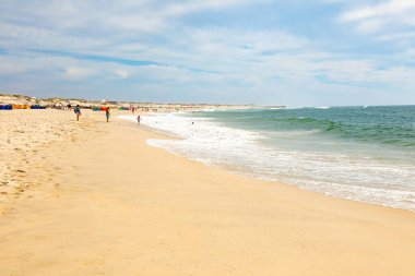 Kumsalı olan uzun bir kıyı şeridi. Atlantik Okyanusu, Kosta Nova, Portekiz.
