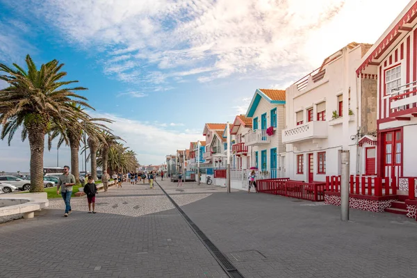 Tipik çizgili balıkçı evleri olan cadde Costa Nova, Aveiro, Portekiz. COSTA NOVA, PORTUGAL - 19 Ağustos 2019