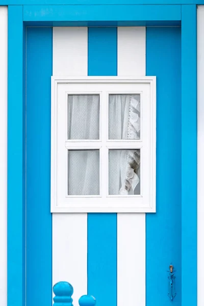 Fragment Dörr Med Fönster Typiskt Litet Trähus Med Färgglada Ränder — Stockfoto