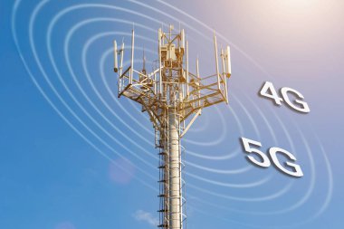 Telekomünikasyon kulesi 4G, 5G vericili. Telekomünikasyon kulesinde, bulutlu mavi gökyüzü üzerinde verici antenleri olan bir baz istasyonu..