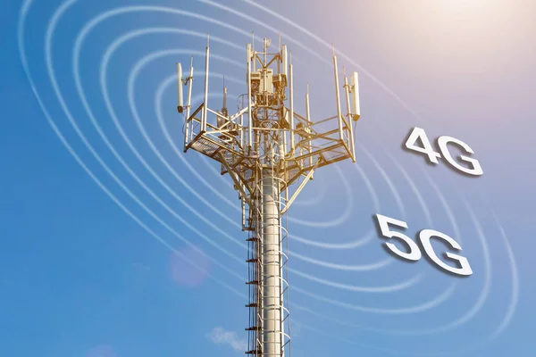 Telekomünikasyon kulesi 4G, 5G vericili. Telekomünikasyon kulesinde, bulutlu mavi gökyüzü üzerinde verici antenleri olan bir baz istasyonu..