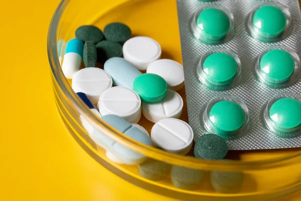 White Blue Tablets Pills Blister Green Pills Petri Dish Yellow — Stock Photo, Image