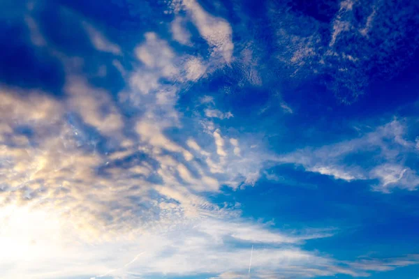 Drammatico Cielo Blu Con Nuvole Scure Tramonto Illustrare Maltempo Ansia — Foto Stock
