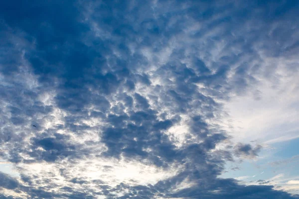 Drammatico Cielo Blu Con Nuvole Scure Tramonto Concetto Maltempo Depressione — Foto Stock