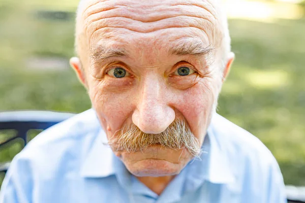 Portret Van Een Oudere Man Met Een Snor Die Naar — Stockfoto