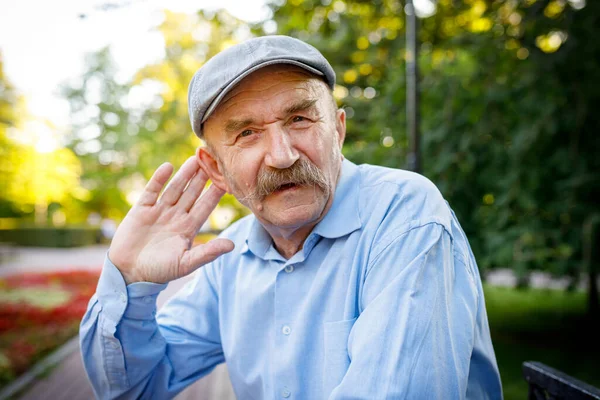 Anciano Trata Escuchar Gesto Expresivo Primer Plano — Foto de Stock