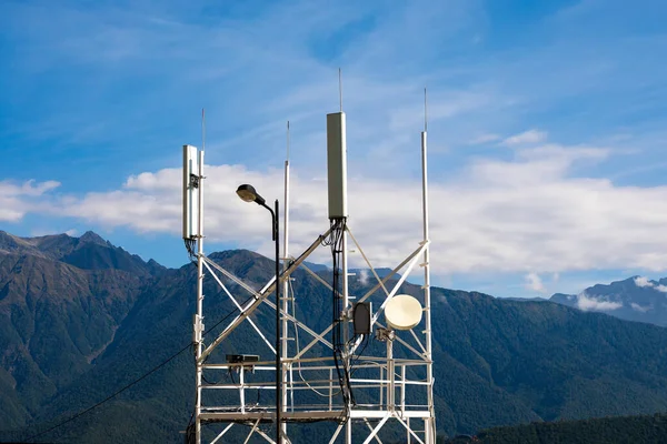 Telekomünikasyon vericileri 4G, 5G. Dağların arka planında verici antenleri olan hücresel baz istasyonu. Boşluğu kopyala — Stok fotoğraf