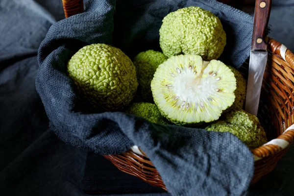 Owoce Osage Pomarańcze Maclura pomifera w koszyku — Zdjęcie stockowe