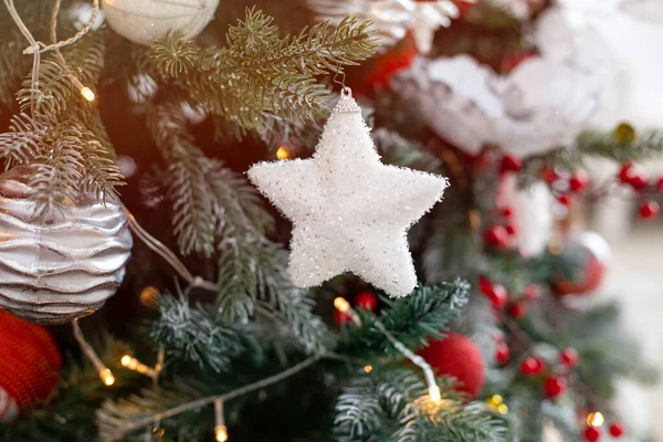 White star and other decorations on the Christmas tree. Selective focus — Stock Photo, Image