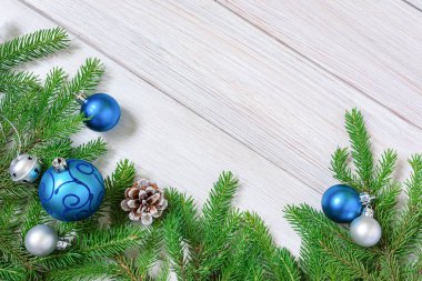 Noel ya da yeni yıl dekorasyonları: köknar dalları ve top şeklinde mavi Noel oyuncakları. Boşluğu kopyala