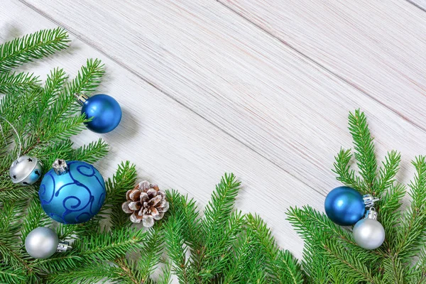 Noel ya da yeni yıl dekorasyonları: köknar dalları ve top şeklinde mavi Noel oyuncakları. Boşluğu kopyala — Stok fotoğraf